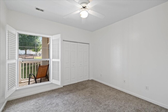 Building Photo - Spacious Condo in Knollwood – Pool, Gym an...