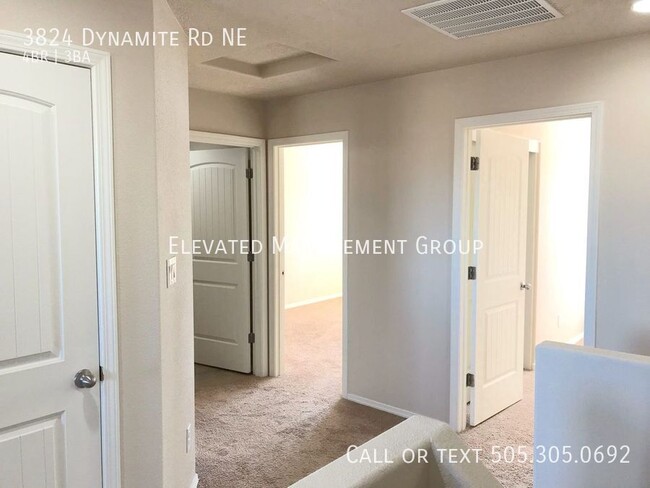 Building Photo - Spacious 4 bedroom Rio Rancho home. Large ...