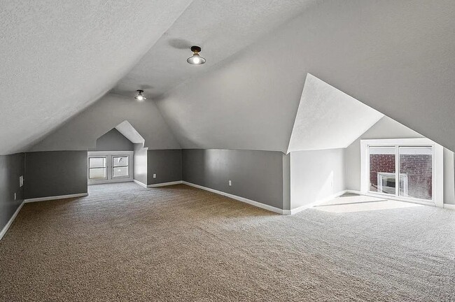 Building Photo - 2906 NE Tyler St