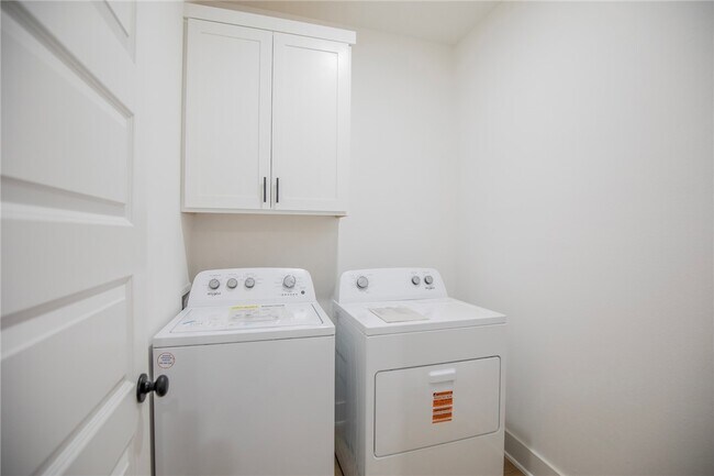 Building Photo - 136 S Broyles Ave