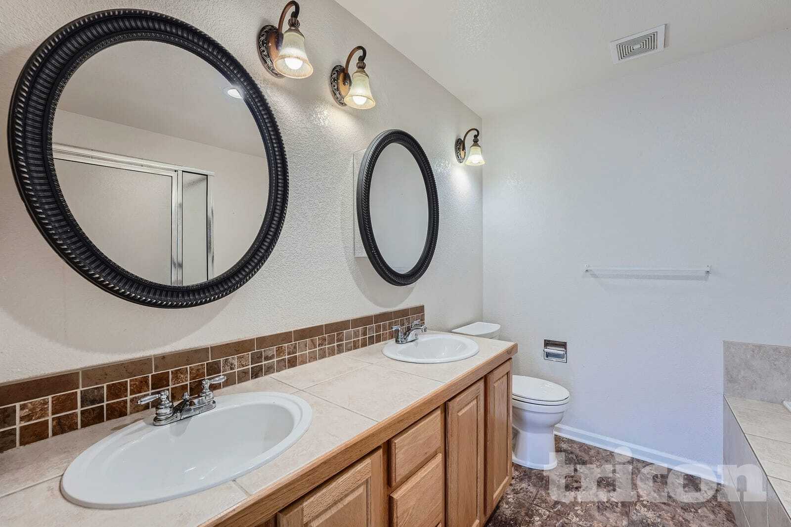 Building Photo - 8566 S Lewis Way