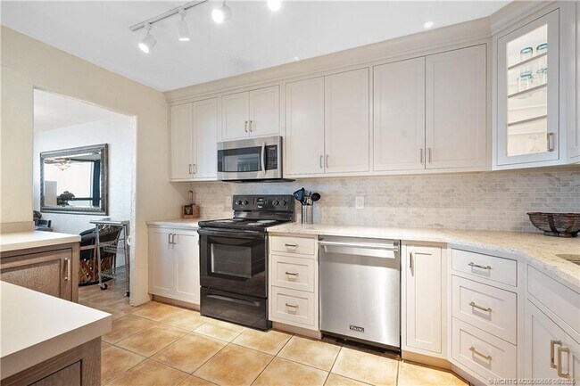 Building Photo - 10410 S Ocean Dr