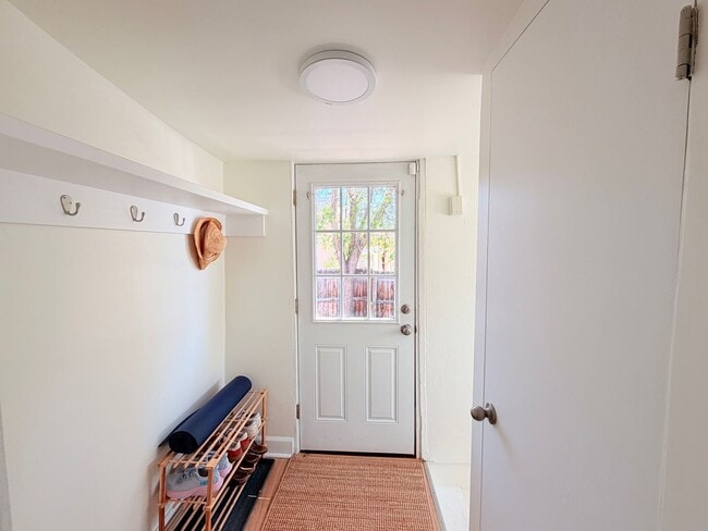 Building Photo - Charming 2 Bed 1 Bath Duplex in West Highlands