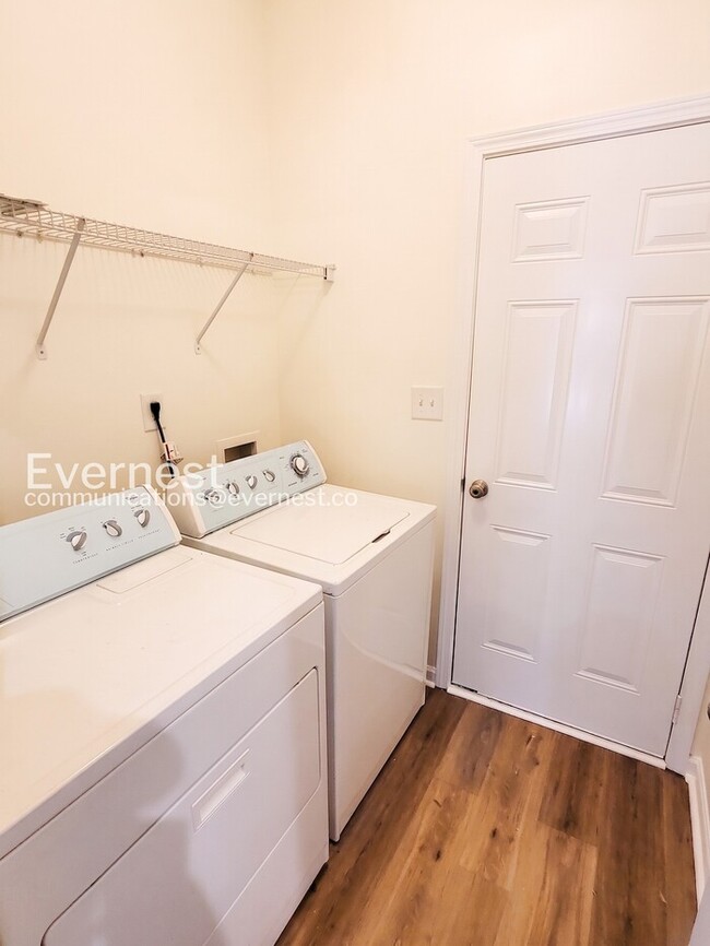 Building Photo - 3 Bed/2.5 Bath Townhome with Modern Amenities