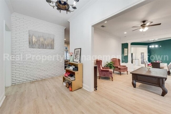 Building Photo - Stunning 4-Bedroom Retreat with Designer T...