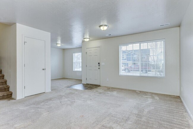 Building Photo - Very Clean 4 Bedroom 2.5 Bath Two Story Ho...