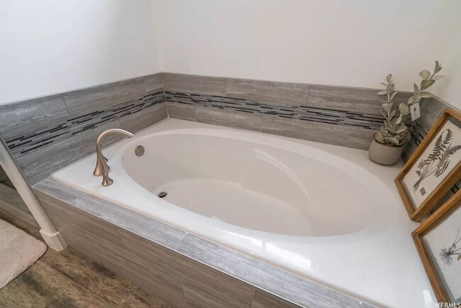 Building Photo - PETS ALLOWED!  Spacious & Modern 3-Bedroom...