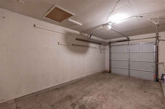 Building Photo - 909 Kavanagh Dr