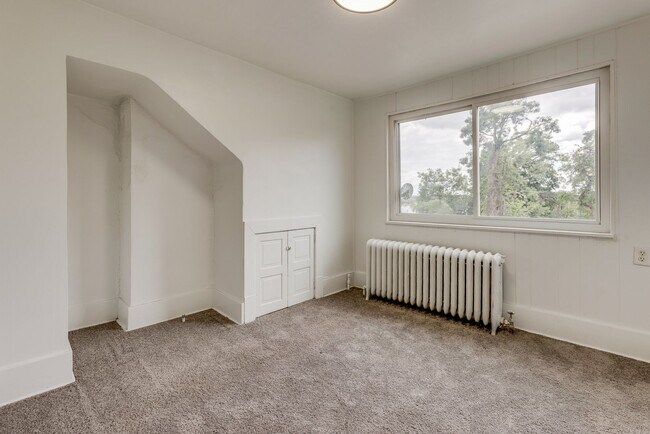 Building Photo - 2027 Eccles St