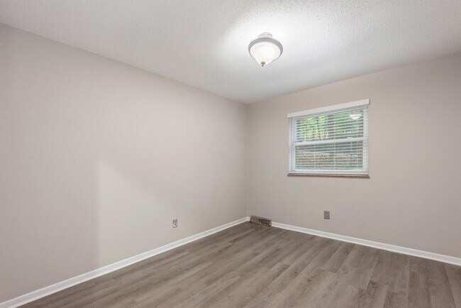 Building Photo - 7201 Dogwood Dr SW