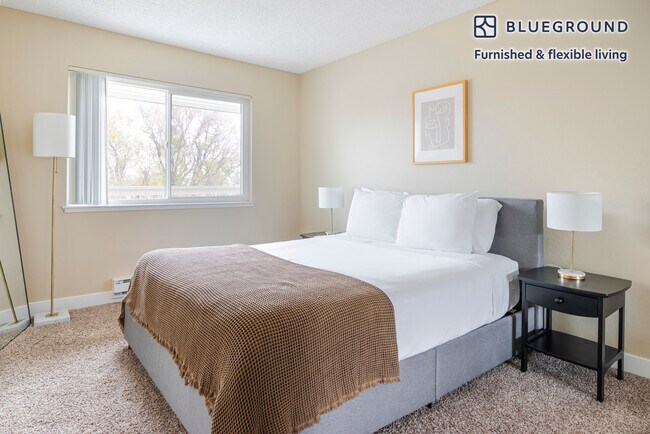 Building Photo - 950 E Hillsdale Blvd