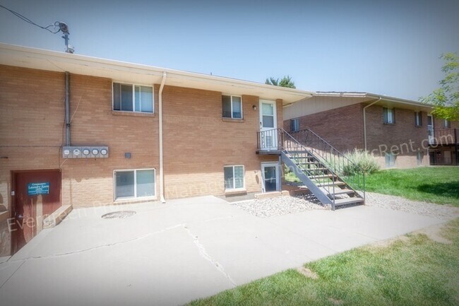 Building Photo - 3006 Sunset Dr