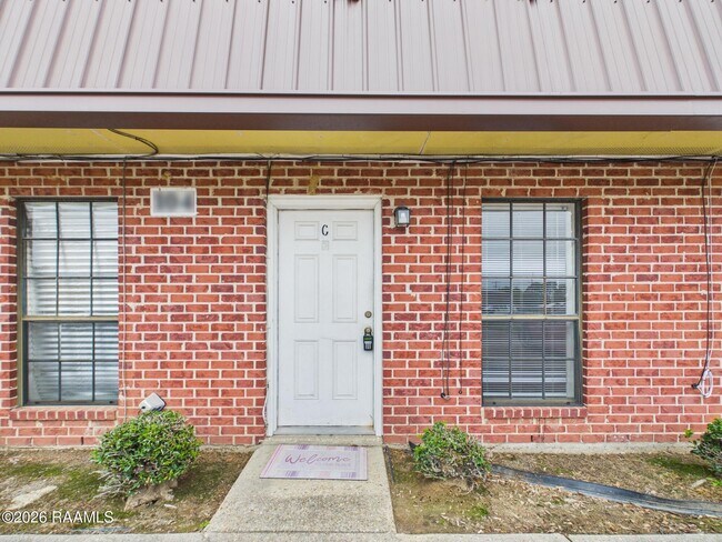 Building Photo - 104 Country Ln