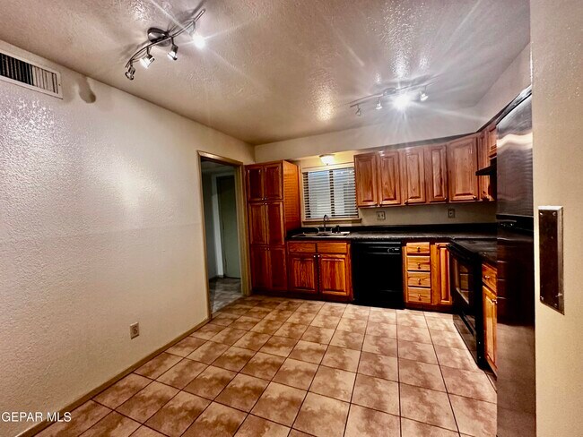 Building Photo - 4433 N Stanton St