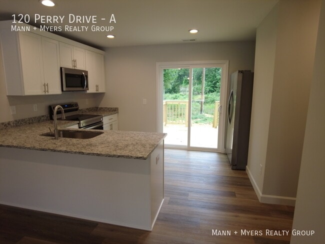 Building Photo - 120 Perry Dr