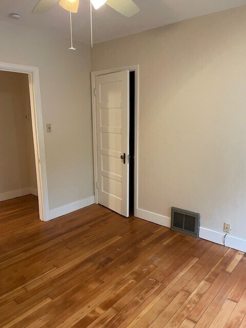 Bedroom/closet - 4903 Terminal Dr