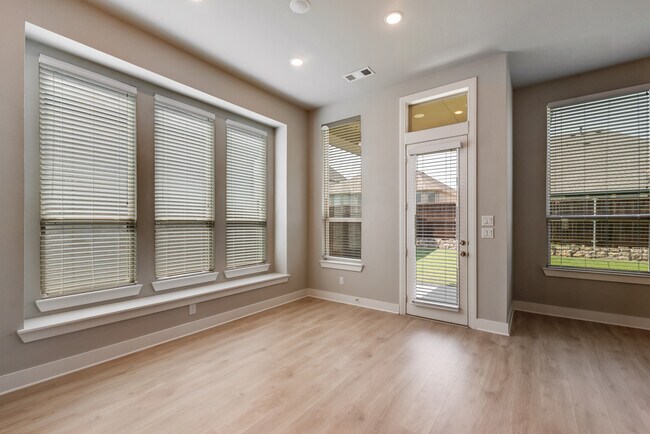 Building Photo - 3105 Columbia Dr