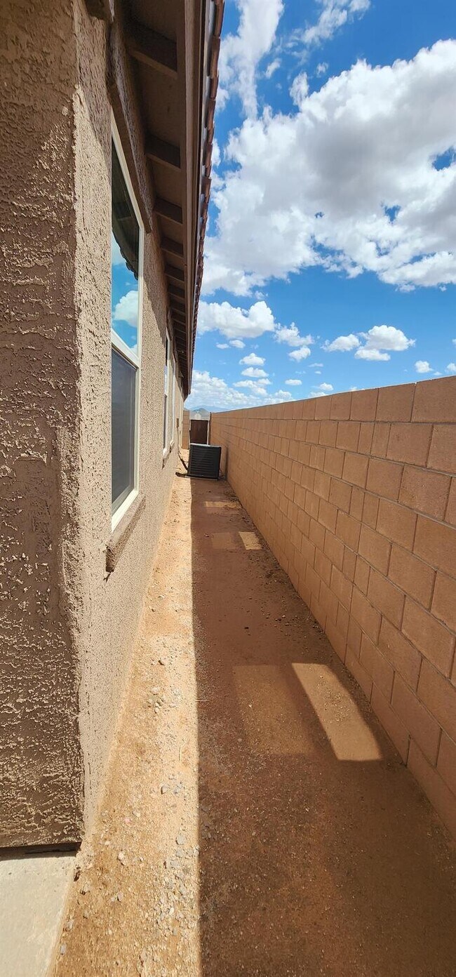 Building Photo - 7822 S Wolf Creek Dr