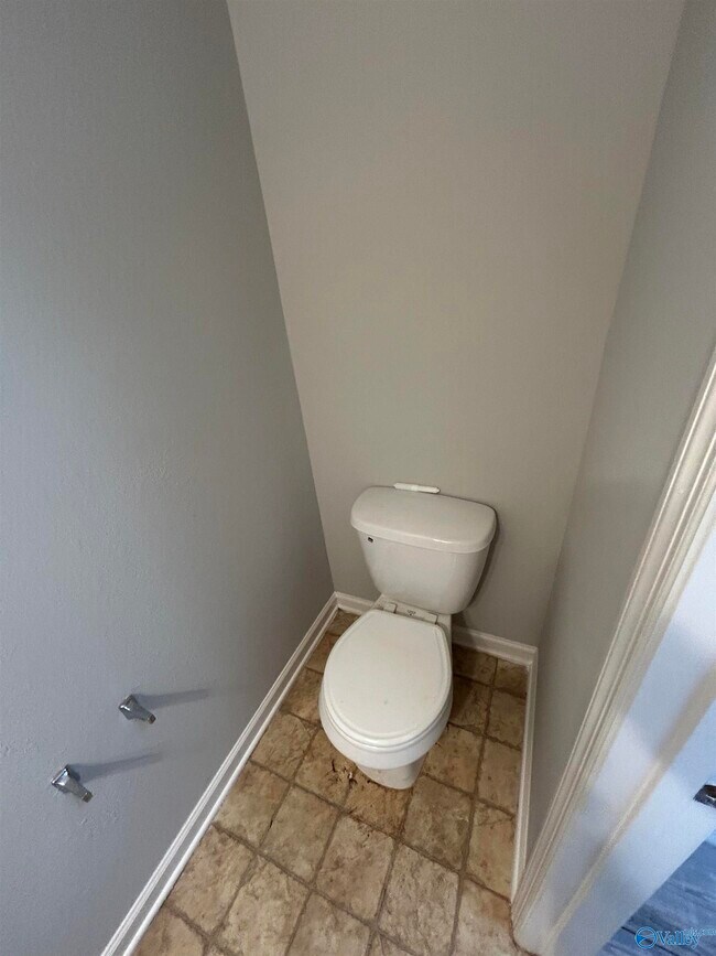 Building Photo - 3140 Lakeland Dr SW