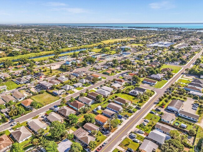 Building Photo - 525 NW 10th Ave