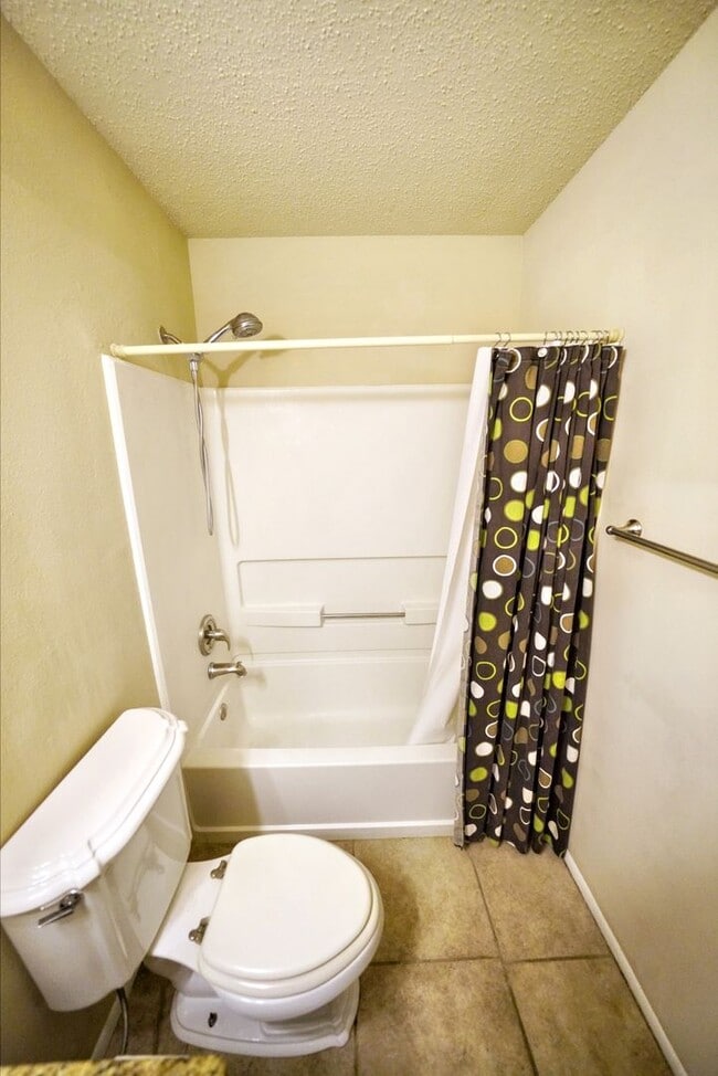 Building Photo - Cozy 3-Bed, 2-Bath with Fireplace in Prime...