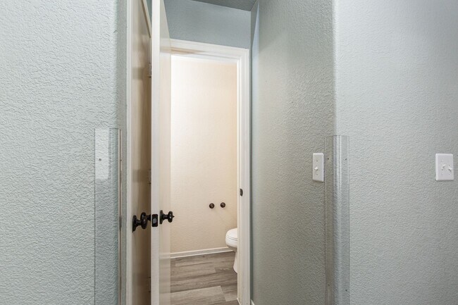 Building Photo - 3 bedroom home located near 215 Freeway and shopping.