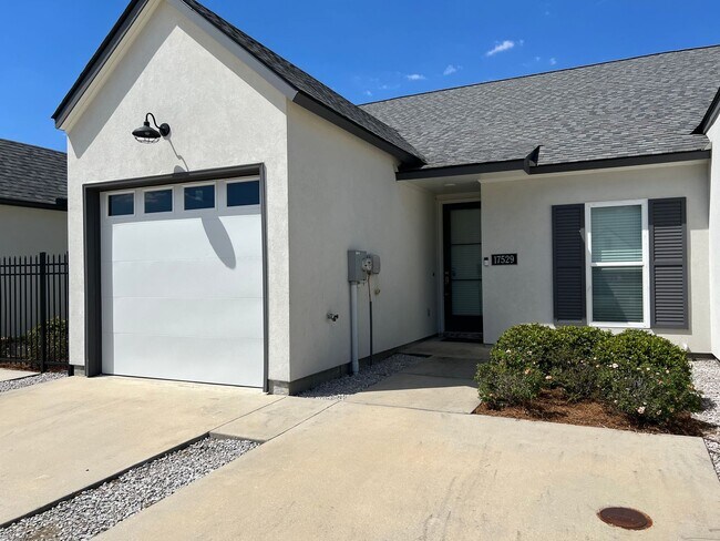 Building Photo - Spacious Two Bedroom Townhouse off Jeffers...