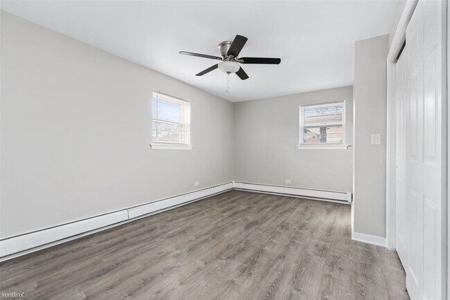 Building Photo - 3 br, 1 bath Triplex - 5358 South Narragan...
