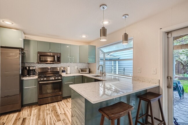 Building Photo - Beautiful 5 BDR Louisville Home/ Private Backyard