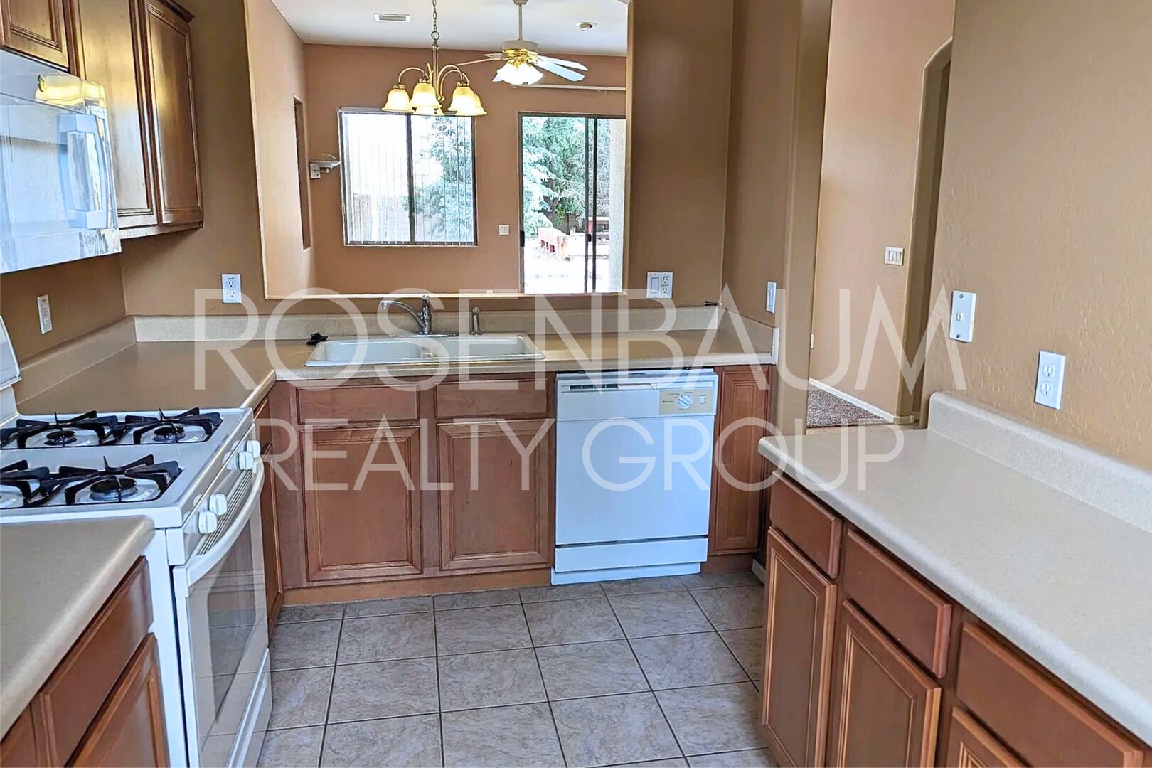 Building Photo - Charming 3-bedrooms, 2-baths home in the d...