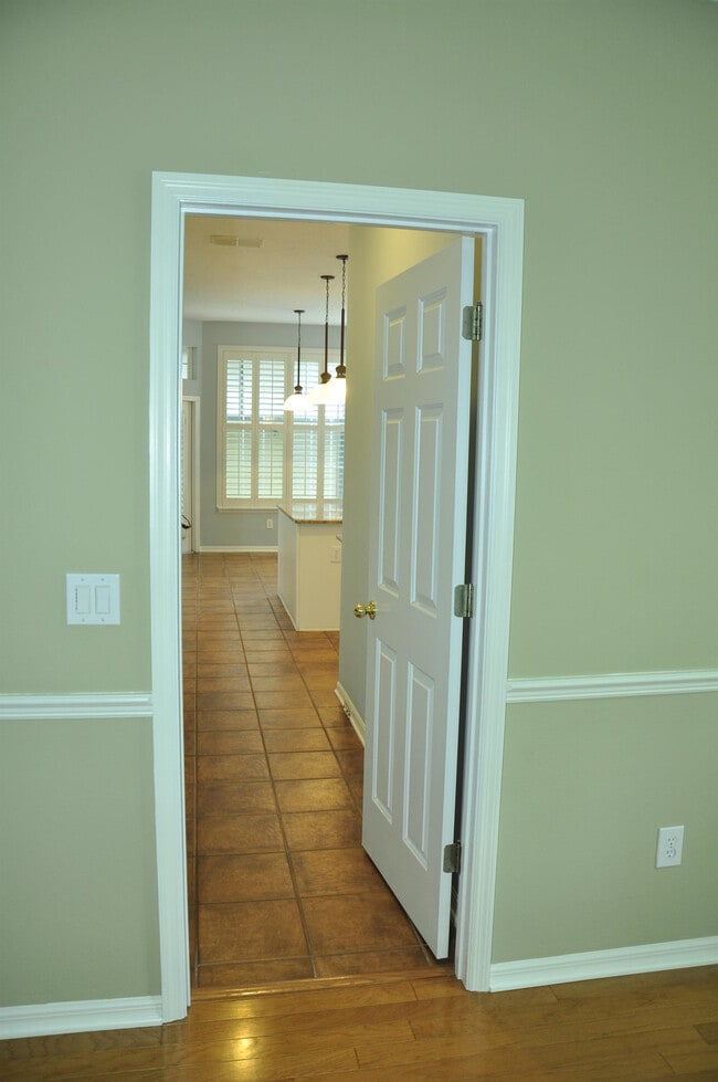 Building Photo - 607 Nadina Pl