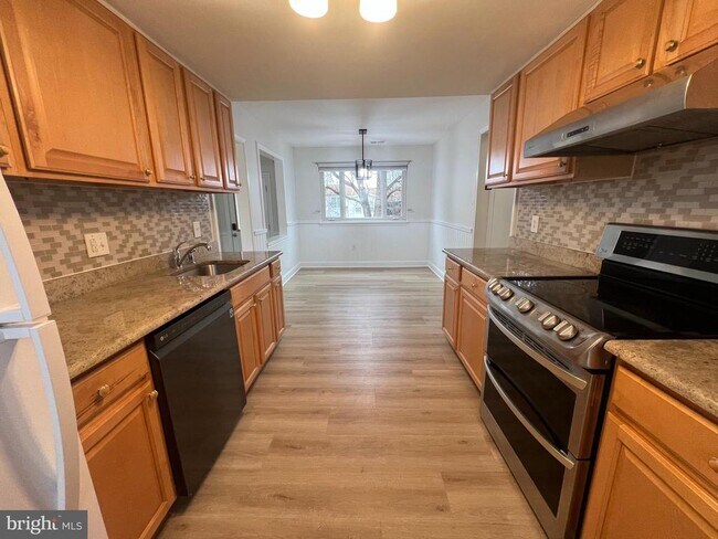 Building Photo - 13314 Hollinger Ave