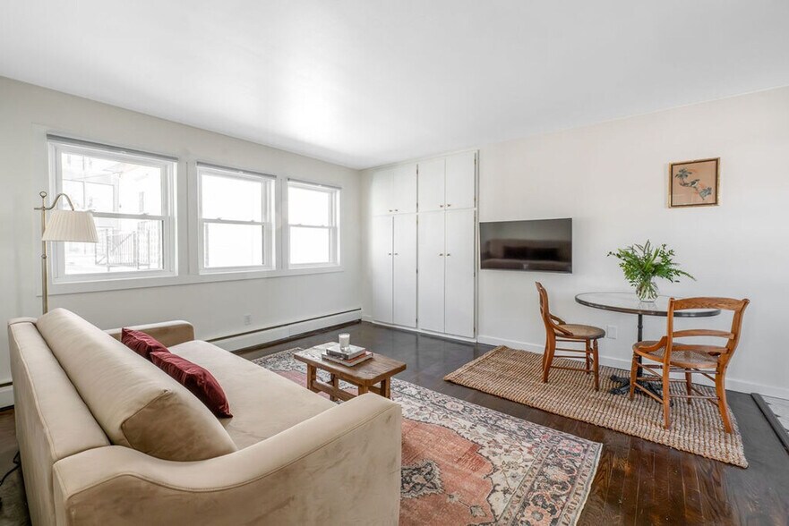 Building Photo - 202 S Henry St