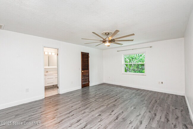 Building Photo - 986 Sycamore Dr