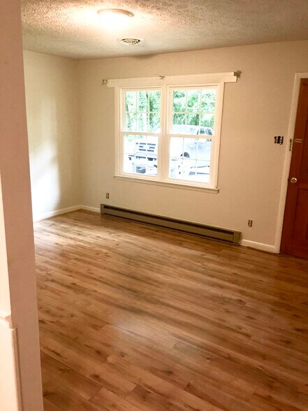 Building Photo - 18 Oakwood Dr