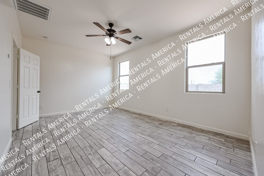 Building Photo - 9820 W Sanna St