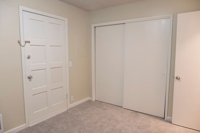 Building Photo - Classic 2 Bedroom Irvington Gem!