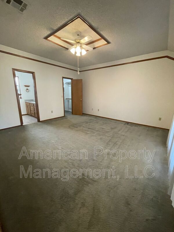 Building Photo - 712 West 119th Pl S