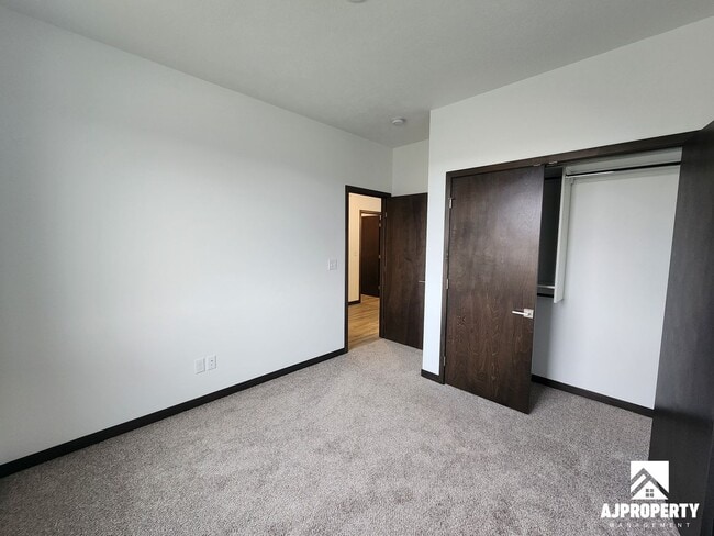 Building Photo - 300 S Willow Spring Dr