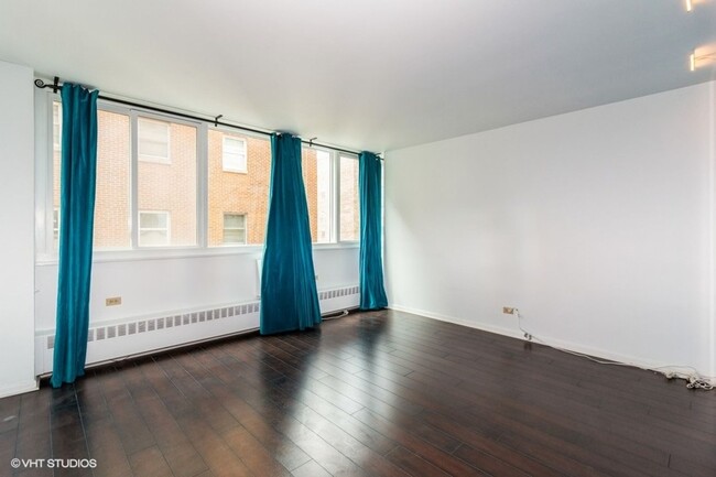 Building Photo - Large 1 Bed/Bath Evanston Condo with TWO P...