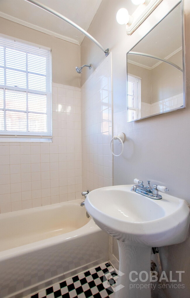 Building Photo - 674 Somerset Terrace NE