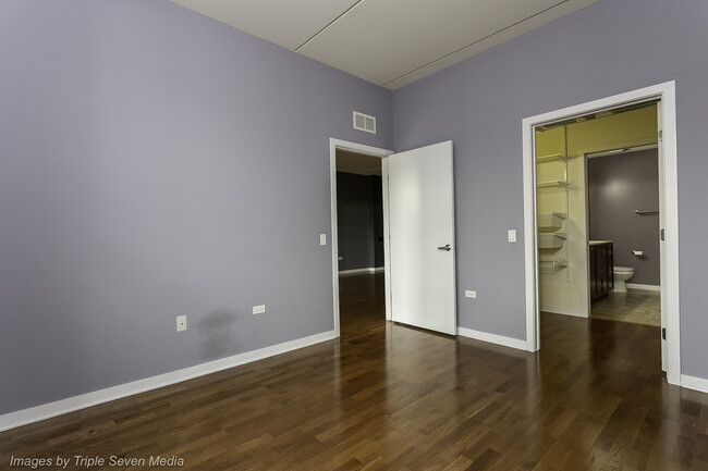 Building Photo - 873 N Larrabee St