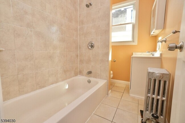 Building Photo - 180 Hobson St