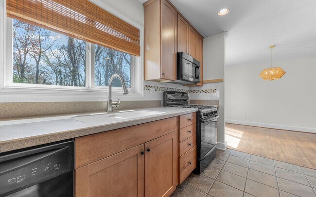 Building Photo - For Rent. 4 Bedrooms