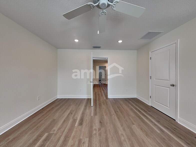 Building Photo - 5702 Oesterle Rd