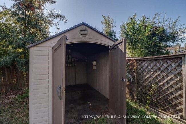 Building Photo - 1737 Ridgeway Dr