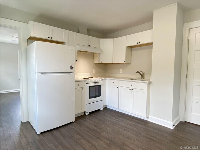 Building Photo - 13 Cozzens Ave