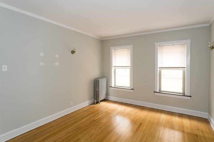 Building Photo - 2115 W Ainslie St