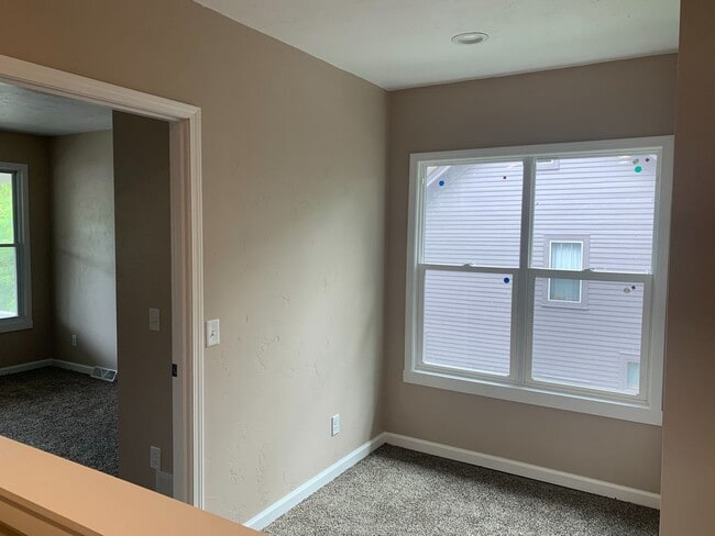 Building Photo - 321-321 Caroline St