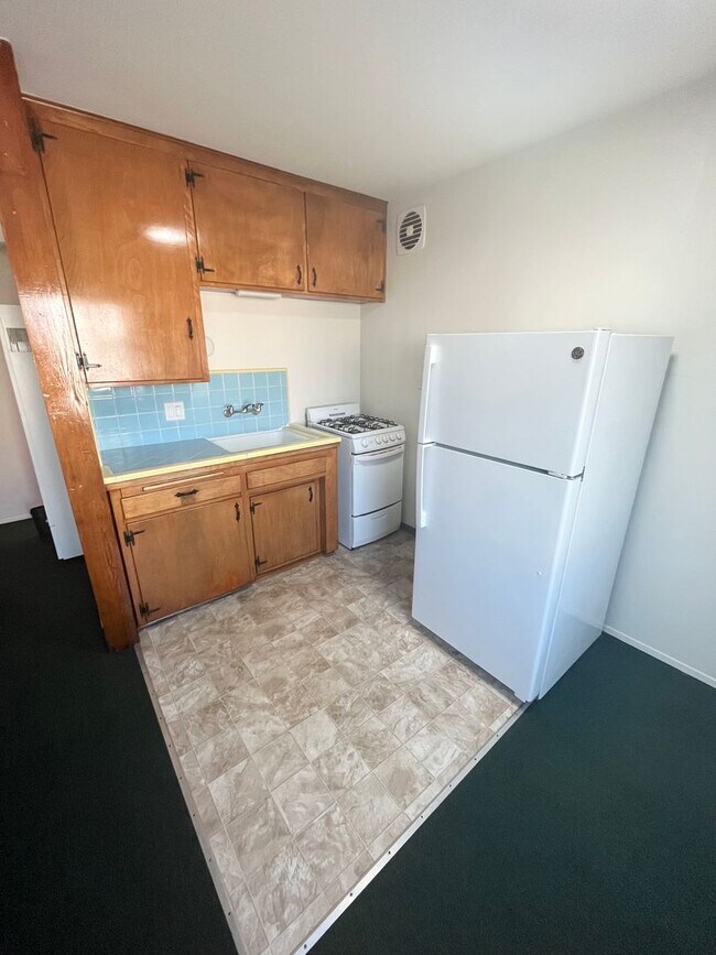 Building Photo - MISSION BEACH STUDIO APARTMENT WITH PARKIN...